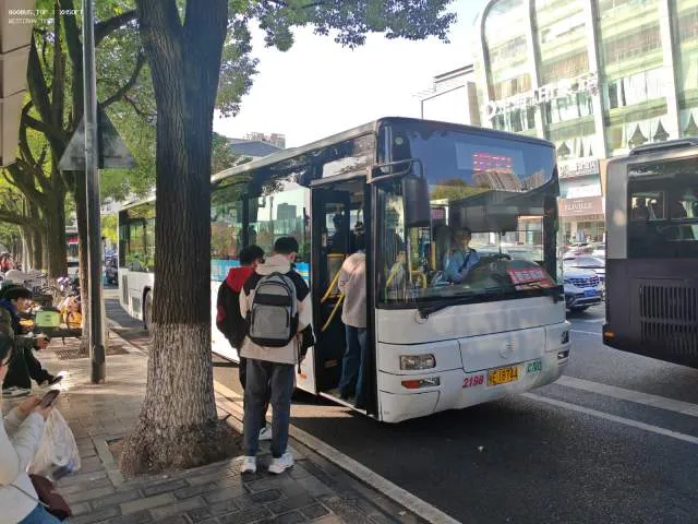 鄂E 1B744